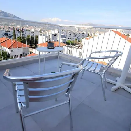 Deanna Luxury With Rooftop Terrace Apartment